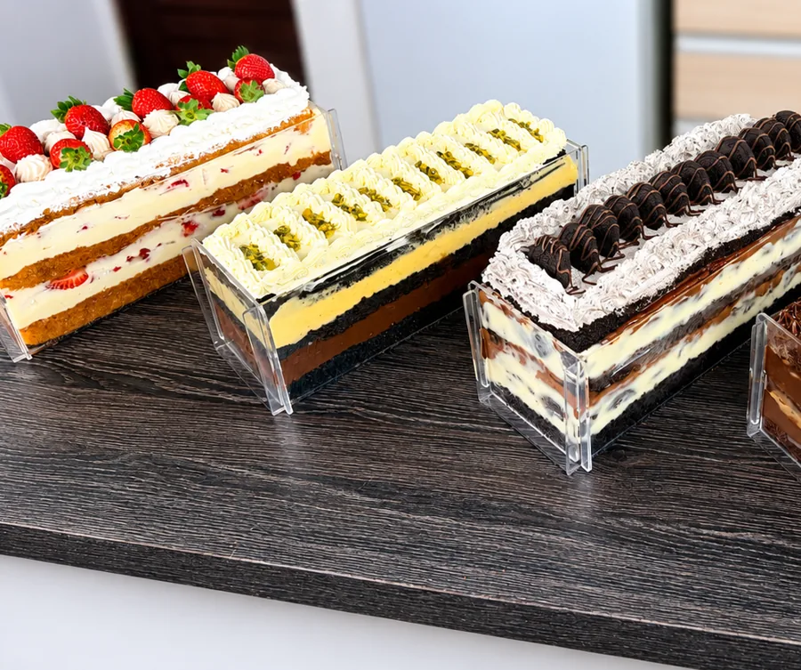 Quatro bolos decorados com chantilys de morango, maracujá, oreo e chocolate