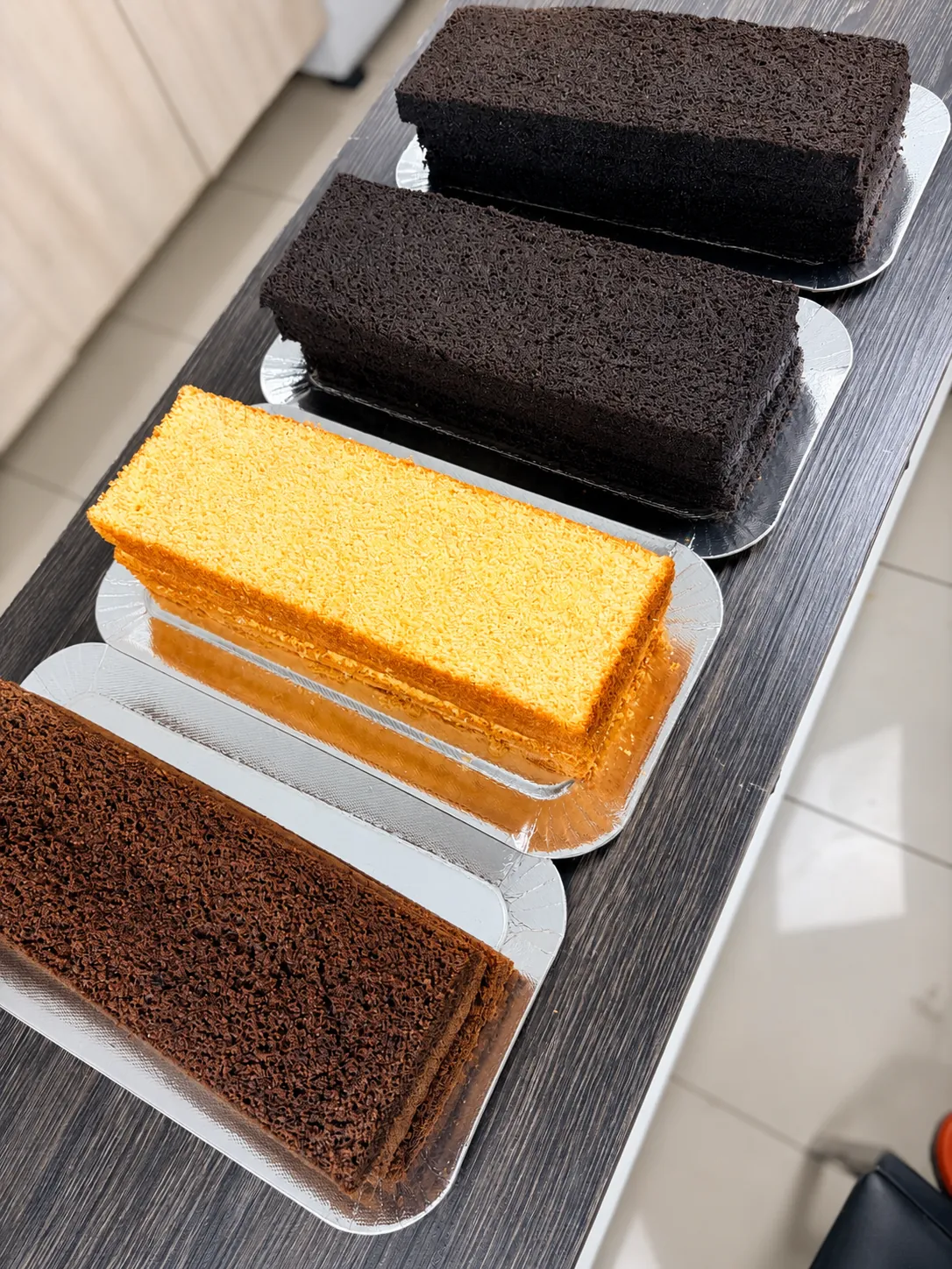 Massas de baunilha, cacau black e chocolate assadas e prontas para montar
