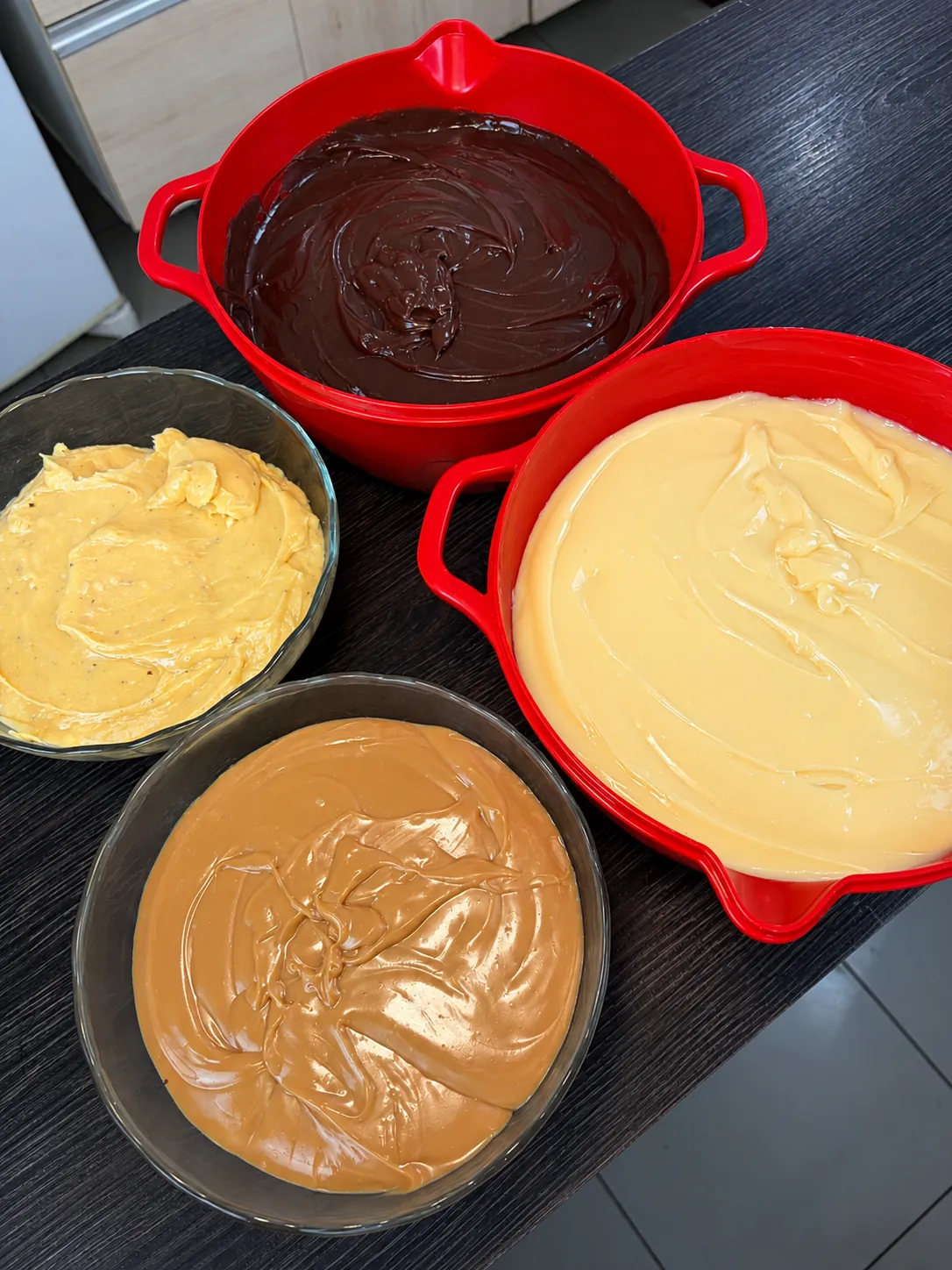Bacias com recheios de chocolate, doce de leite, maracujá e creme de ninho